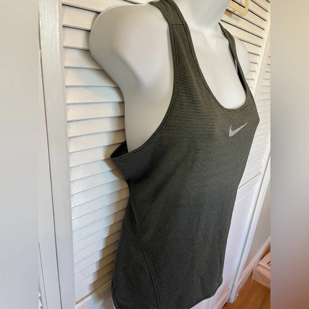 Nike Women's Dri-Fit Tank Size Medium